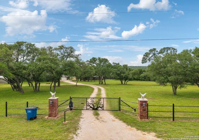 Photo 1 of Single family home for sale at 154 Elk Rdg, Canyon Lake, TX 78133 | MLS# 1861029 | Listing updated on 2025-08-28