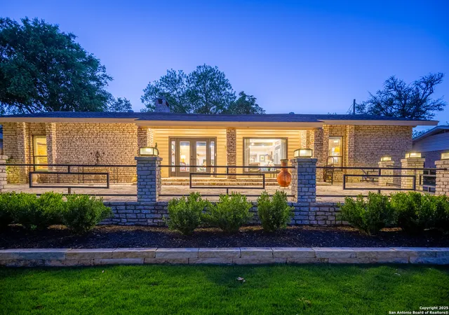 Photo 1 of Single family home for sale at 122 West Ln, Kerrville, TX 78028 | MLS# 1861430 | Listing updated on 2025-10-13