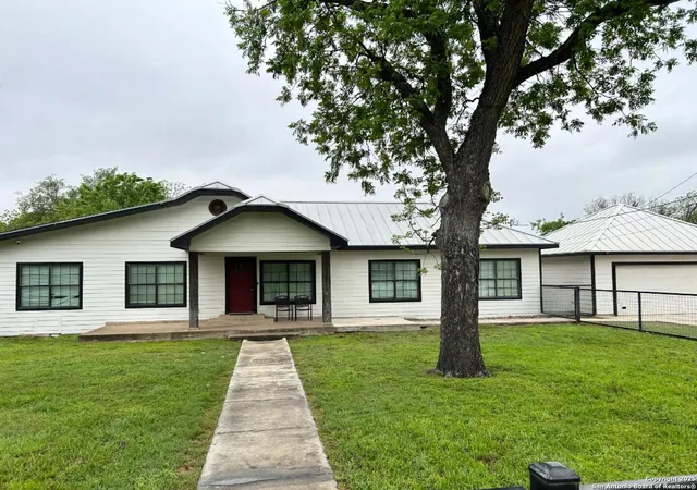 1st image of 715 N High St, Uvalde, TX 78801 | MLS# 1861598