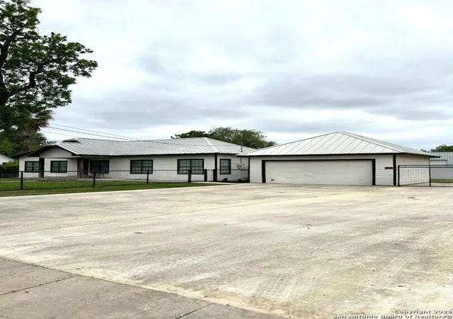 3rd image of 715 N High St, Uvalde, TX 78801 | MLS# 1861598