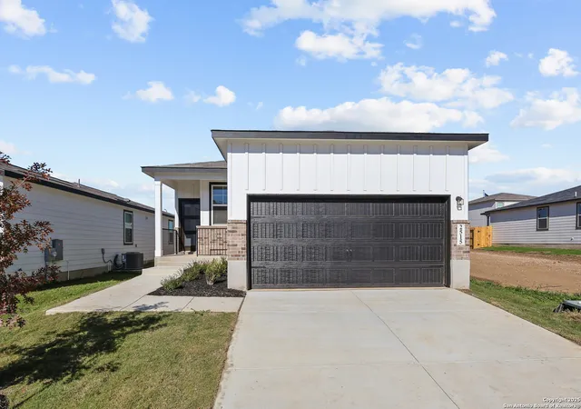Photo 2 of Sale Pending at 2515 Dry Moss Way, San Antonio, TX 78224 | MLS# 1862048 | Listing updated on 2026-02-05