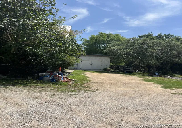 Photo 13 of Single family home for sale at 180 Deveraux, Canyon Lake, TX 78133 | MLS# 1862374 | Listing updated on 2025-09-26