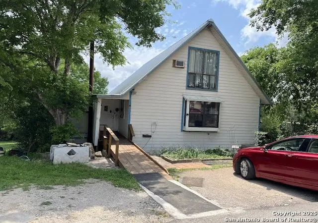 Photo 1 of Single family home for sale at 180 Deveraux, Canyon Lake, TX 78133 | MLS# 1862374 | Listing updated on 2025-09-26