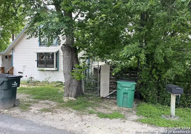 Photo 2 of Single family home for sale at 180 Deveraux, Canyon Lake, TX 78133 | MLS# 1862374 | Listing updated on 2025-09-26