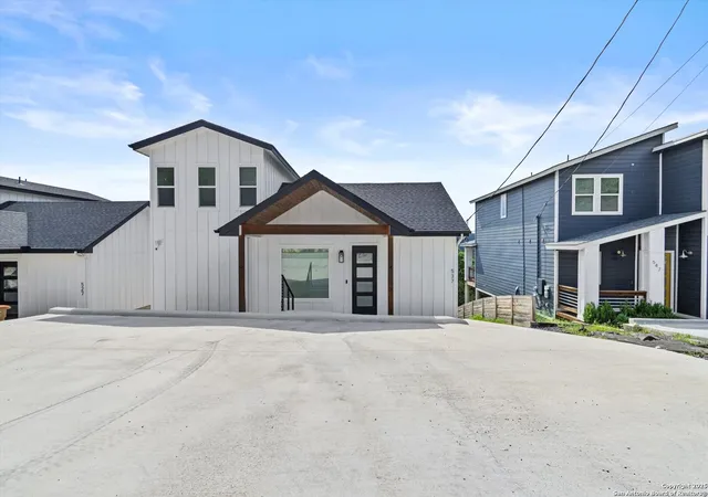 Photo 3 of Single family home for sale at 537 Dusty Saddle, Canyon Lake, TX 78133 | MLS# 1862706 | Listing updated on 2026-08-16