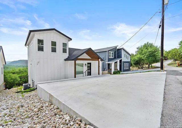 Photo 2 of Single family home for sale at 537 Dusty Saddle, Canyon Lake, TX 78133 | MLS# 1862706 | Listing updated on 2026-08-16