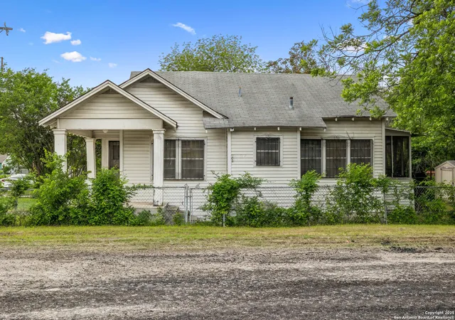 Photo 3 of Sale Pending at 3403 W Travis, San Antonio, TX 78207 | MLS# 1862918 | Listing updated on 2025-10-21