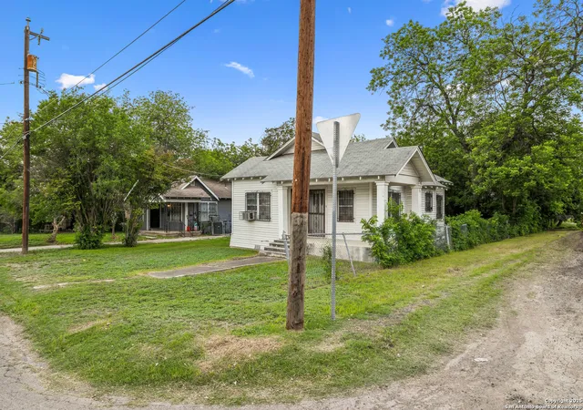 Photo 2 of Sale Pending at 3403 W Travis, San Antonio, TX 78207 | MLS# 1862918 | Listing updated on 2025-10-21