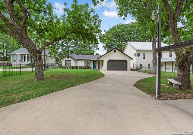 Photo 2 of Single family home for sale at 1309 E Zipp Rd, New Braunfels, TX 78130 | MLS# 1862995 | Listing updated on 2025-09-23