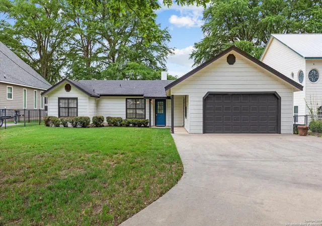 Photo 3 of Single family home for sale at 1309 E Zipp Rd, New Braunfels, TX 78130 | MLS# 1862995 | Listing updated on 2025-09-23