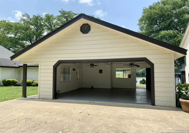 Photo 4 of Single family home for sale at 1309 E Zipp Rd, New Braunfels, TX 78130 | MLS# 1862995 | Listing updated on 2025-09-23
