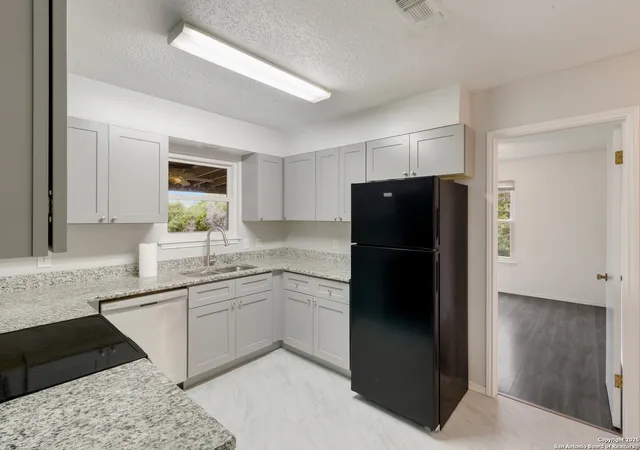 Photo 4 of Single family home for sale at 1437 Roadrunner, Canyon Lake, TX 78133 | MLS# 1863123 | Listing updated on 2025-10-20