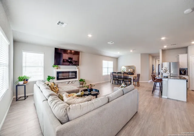 Photo 1 of Single family home for sale at 950 Albatross Way, San Antonio, TX 78221 | MLS# 1863281 | Listing updated on 2026-01-18