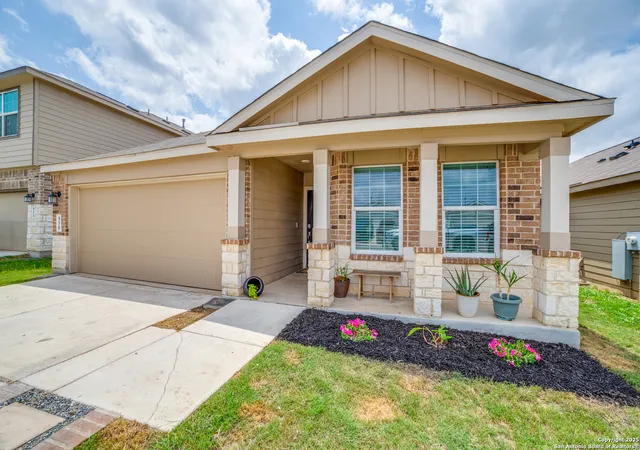 Photo 2 of Single family home for sale at 950 Albatross Way, San Antonio, TX 78221 | MLS# 1863281 | Listing updated on 2026-01-18