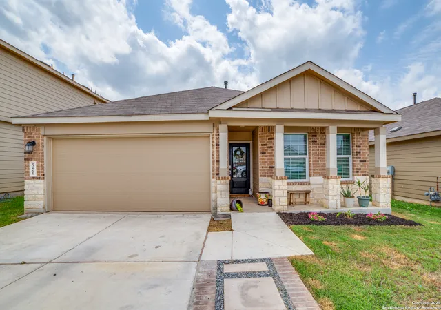 Photo 3 of Single family home for sale at 950 Albatross Way, San Antonio, TX 78221 | MLS# 1863281 | Listing updated on 2026-01-18