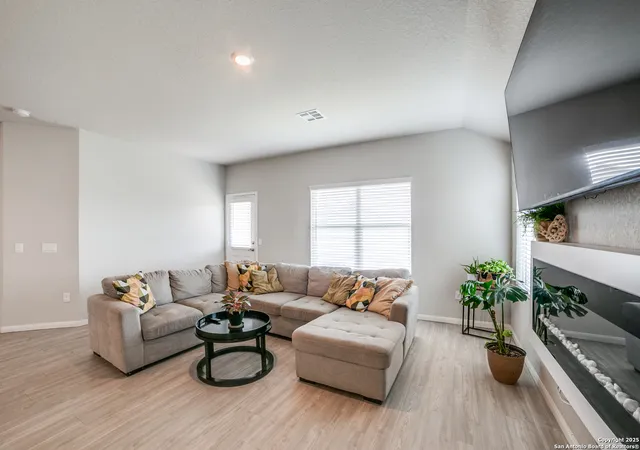 Photo 4 of Single family home for sale at 950 Albatross Way, San Antonio, TX 78221 | MLS# 1863281 | Listing updated on 2026-01-18