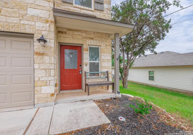 2nd image of 120 Lakeview Ct, Spring Branch, TX 78070 | MLS# 1863799