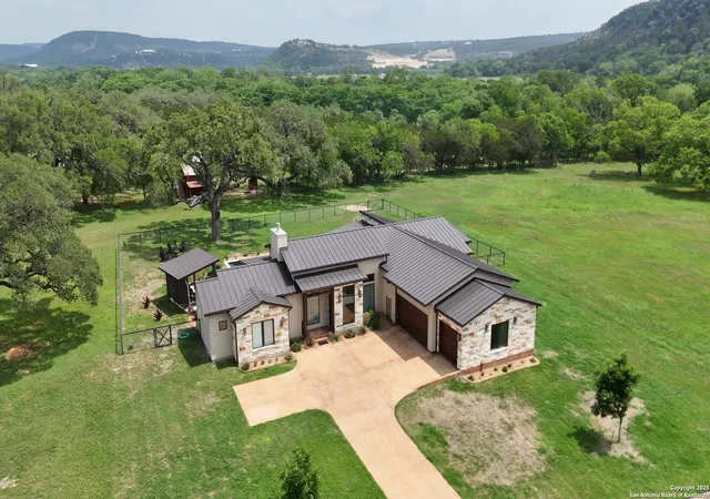 Photo 4 of Single family home for sale at 821 Bingham, New Braunfels, TX 78132 | MLS# 1864146 | Listing updated on 2025-05-17