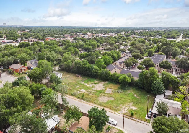 Photo 4 of Sale Pending at 1034 Grosvenor Blvd, San Antonio, TX 78221 | MLS# 1864317 | Listing updated on 2025-10-08