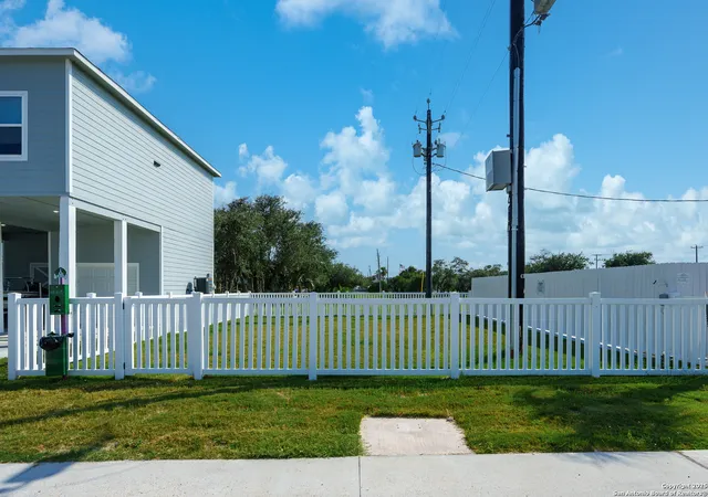 52nd image of 203 Paradise Dr, Rockport, TX 78382 | MLS# 1864472