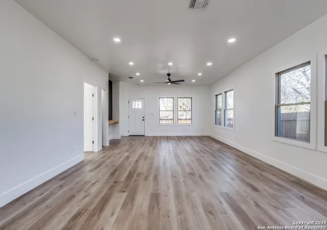 Photo 4 of Sale Pending at 938 Dawson St, San Antonio, TX 78202 | MLS# 1864569 | Listing updated on 2025-11-25