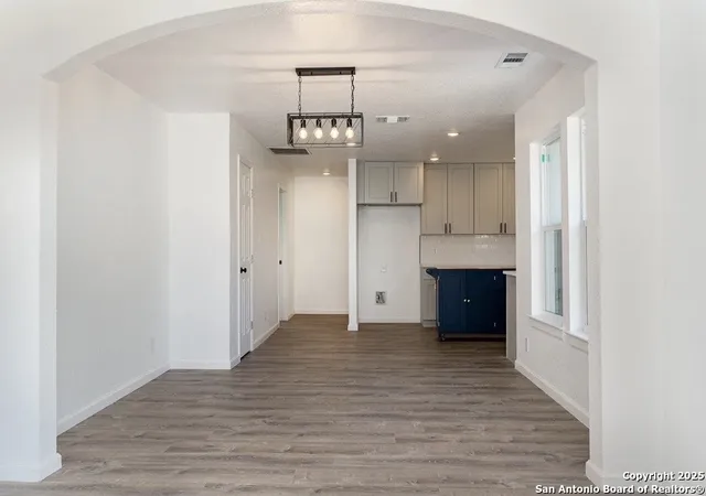 Photo 3 of Sale Pending at 250 Oelkers, San Antonio, TX 78204 | MLS# 1864799 | Listing updated on 2025-10-20