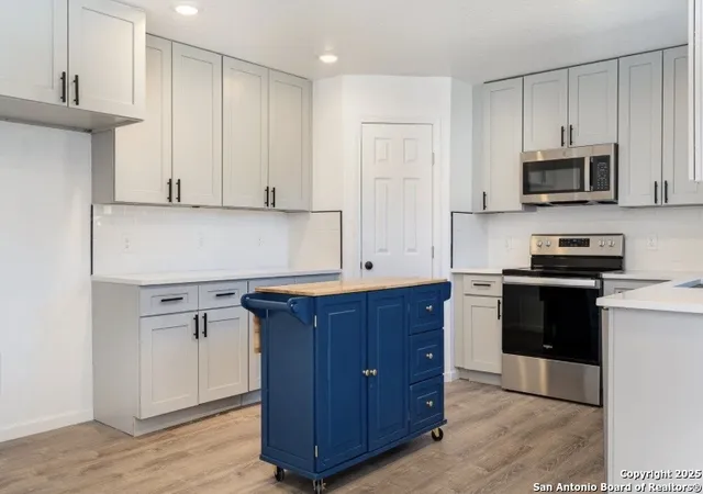 Photo 3 of Sale Pending at 250 Oelkers, San Antonio, TX 78204 | MLS# 1864799 | Listing updated on 2025-10-20