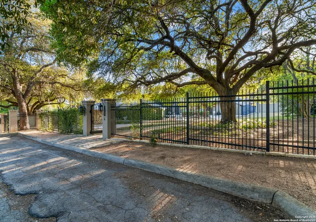 Photo 3 of Mansion for sale at 6 Lazy Ln, San Antonio, TX 78209 | MLS# 1864835 | Listing updated on 2025-08-29