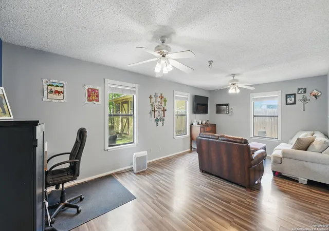 Photo 3 of Single family home for sale at 401 Judith Ann, Schertz, TX 78154 | MLS# 1865369 | Listing updated on 2025-07-14