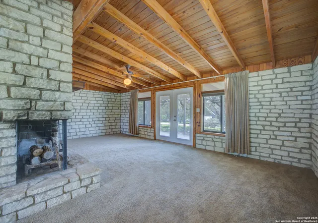 Photo 3 of Single family home for sale at 725 Canyon Circle, Canyon Lake, TX 78133 | MLS# 1865608 | Listing updated on 2025-08-20