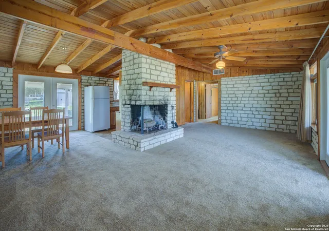 Photo 4 of Single family home for sale at 725 Canyon Circle, Canyon Lake, TX 78133 | MLS# 1865608 | Listing updated on 2025-08-20