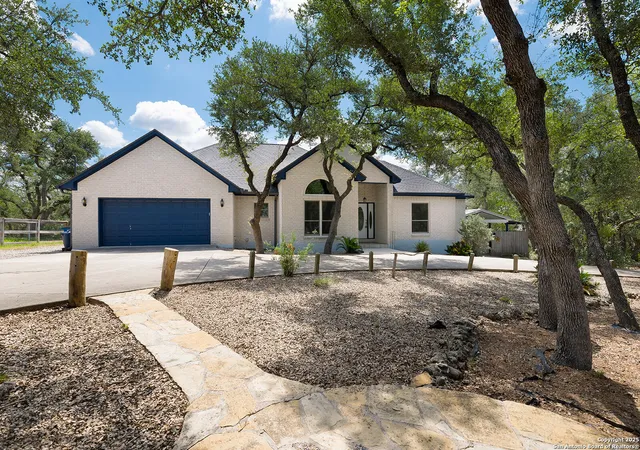 Photo 1 of Single family home for sale at 552 Mountain Oaks, Canyon Lake, TX 78133 | MLS# 1865671 | Listing updated on 2025-11-21