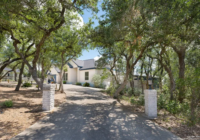 Photo 1 of Single family home for sale at 552 Mountain Oaks, Canyon Lake, TX 78133 | MLS# 1865671 | Listing updated on 2025-11-21