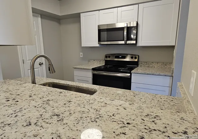 Listing Photo 4 - Condo for sale in building located at 2811 Woodbury Dr, San Antonio, TX 78217 - Unit #302
