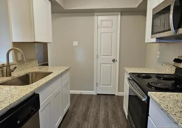 Listing Photo 5 - Condo for sale in building located at 2811 Woodbury Dr, San Antonio, TX 78217 - Unit #302
