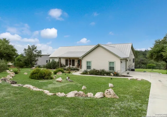 Photo 3 of Single family home for sale at 1699 Lake Ridge Blvd, Canyon Lake, TX 77133 | MLS# 1865825 | Listing updated on 2026-10-28