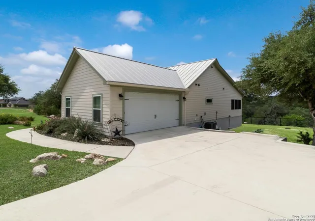 Photo 4 of Single family home for sale at 1699 Lake Ridge Blvd, Canyon Lake, TX 77133 | MLS# 1865825 | Listing updated on 2026-10-28