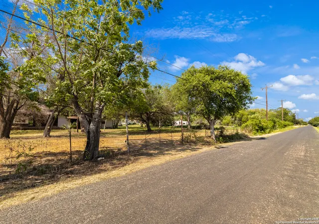 2nd image of 601 County Road 6610, Devine, TX 78016 | MLS# 1865880