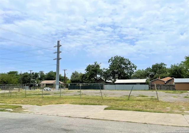 Photo 4 of Sale Pending at 107 Denver Blvd, San Antonio, TX 78210 | MLS# 1866535 | Listing updated on 2025-10-23