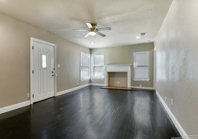 Photo 3 of Sale Pending at 910 Halliday, San Antonio, TX 78210 | MLS# 1866766 | Listing updated on 2026-05-06