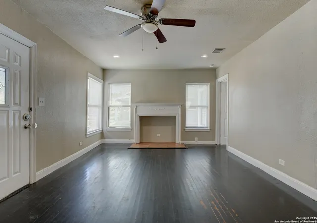 Photo 4 of Sale Pending at 910 Halliday, San Antonio, TX 78210 | MLS# 1866766 | Listing updated on 2026-05-06