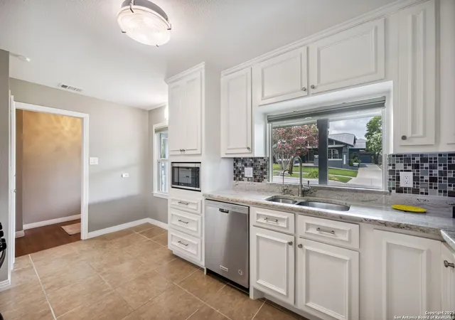 Photo 4 of Sale Pending at 515 Queen Anne, San Antonio, TX 78209 | MLS# 1867087 | Listing updated on 2025-10-20