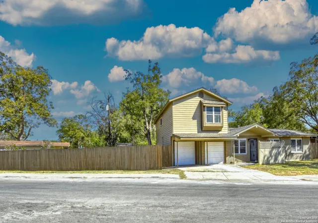 Photo 2 of Sale Pending at 255 Gilbert Ln, San Antonio, TX 78213 | MLS# 1867185 | Listing updated on 2025-08-25