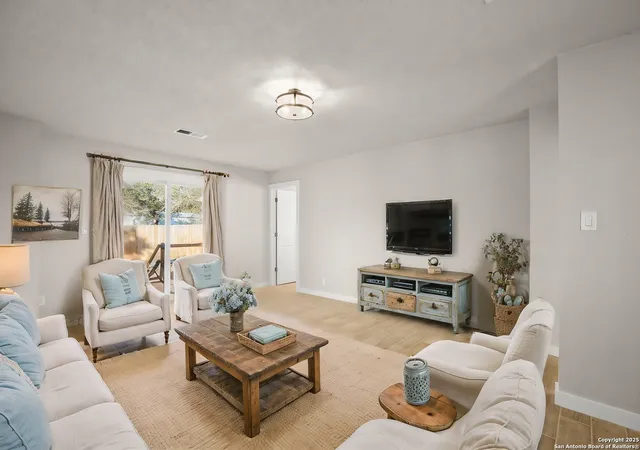 Photo 3 of Single family home for sale at 402 Twin Elm, Canyon Lake, TX 78133 | MLS# 1867247 | Listing updated on 2025-10-30