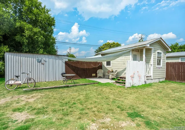 Photo 3 of Single family home for sale at 511 Red Bird St, Canyon Lake, TX 78133 | MLS# 1867354 | Listing updated on 2025-09-10