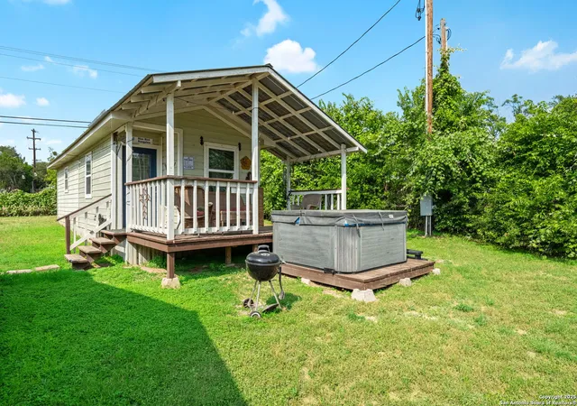 Photo 3 of Single family home for sale at 511 Red Bird St, Canyon Lake, TX 78133 | MLS# 1867354 | Listing updated on 2025-09-10