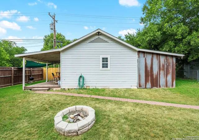 Photo 4 of Single family home for sale at 511 Red Bird St, Canyon Lake, TX 78133 | MLS# 1867354 | Listing updated on 2025-09-10