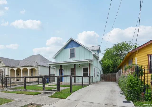 Photo 2 of Single family home for sale at 621 Center St, San Antonio, TX 78202 | MLS# 1867594 | Listing updated on 2025-12-01