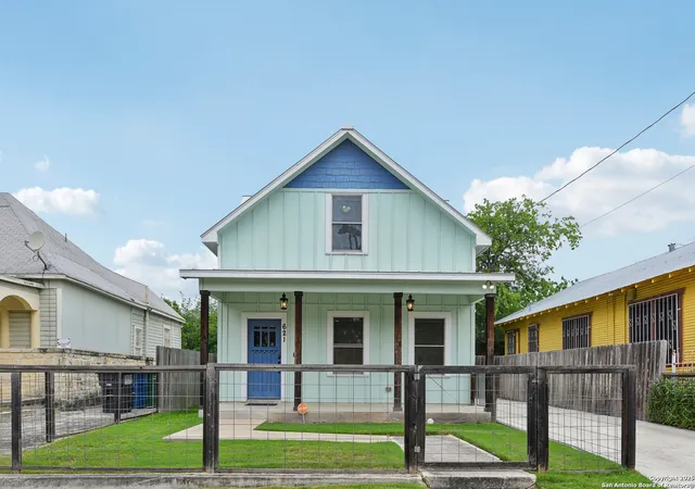 Photo 1 of Single family home for sale at 621 Center St, San Antonio, TX 78202 | MLS# 1867594 | Listing updated on 2025-12-01