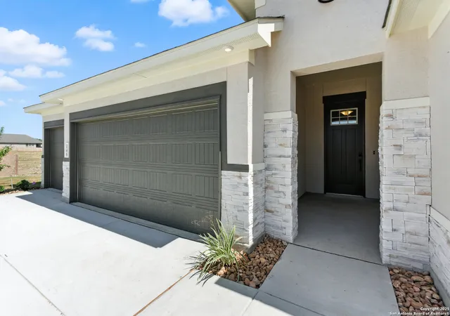 Photo 4 of Sale Pending at 146 Mountain Oak, Castroville, TX 78009 | MLS# 1868195 | Listing updated on 2025-12-22